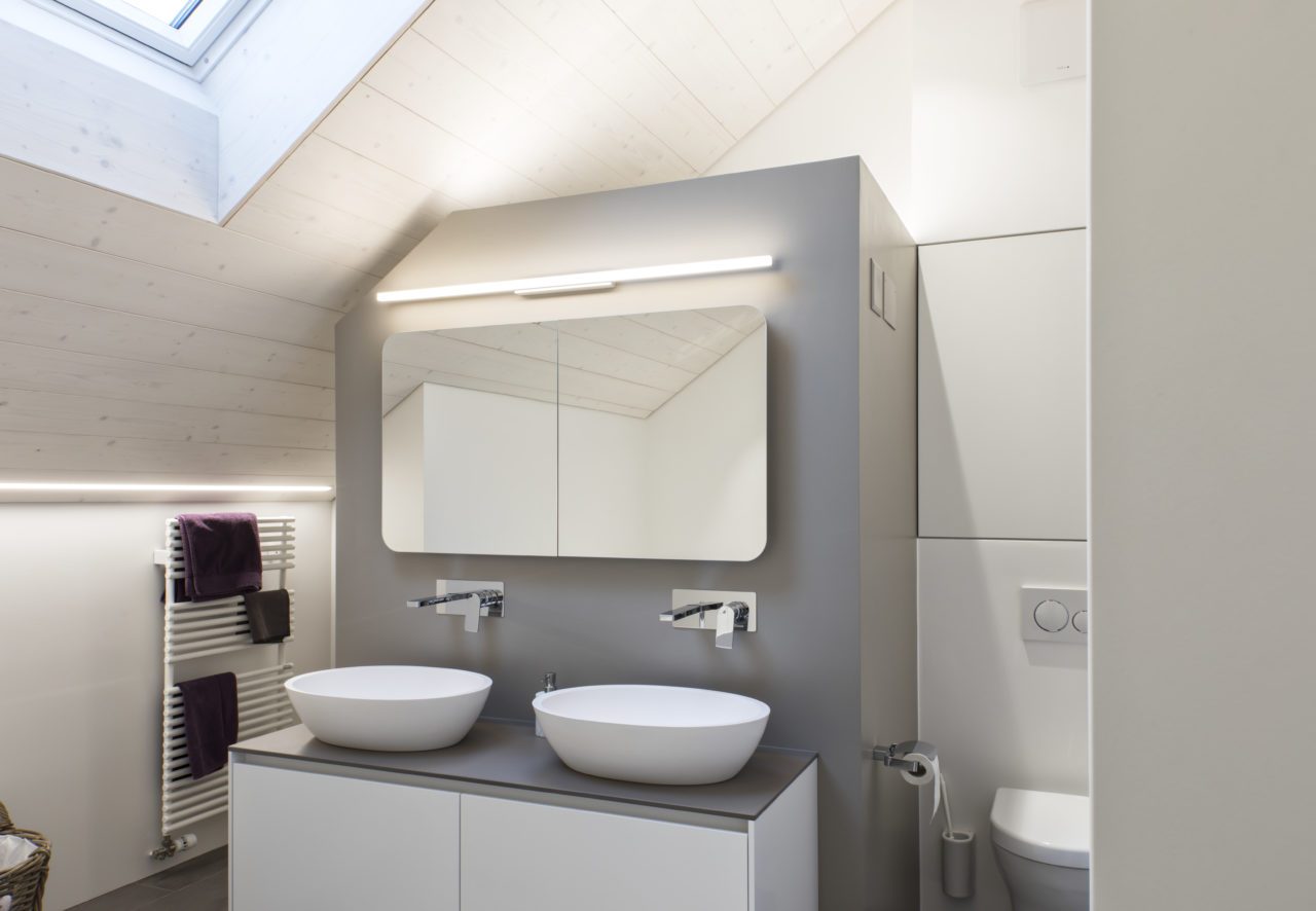 03_aufstockung_efh_bad_zwei_waschbecken_oberlicht