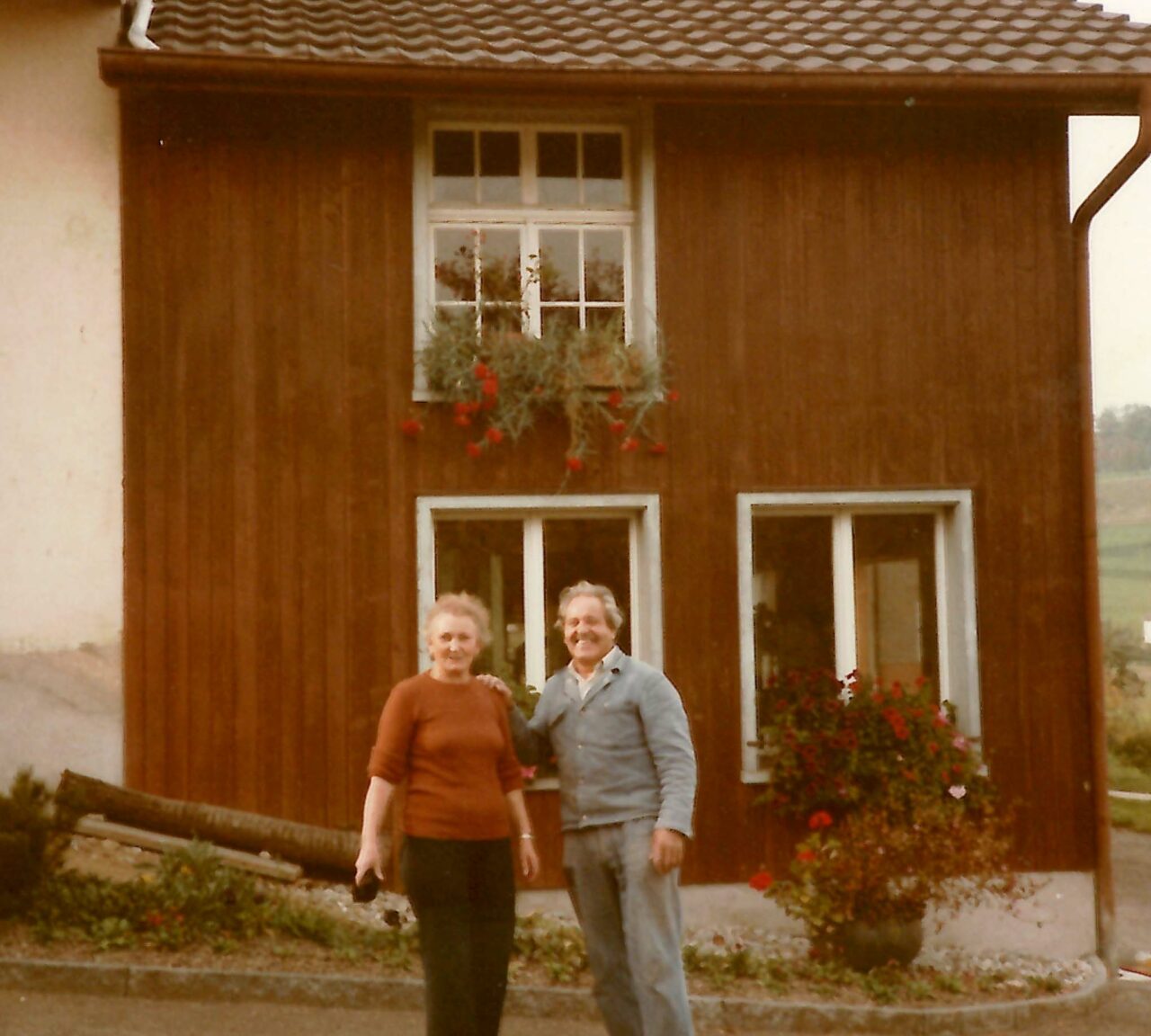 5_1984_franz_und_berta_vor_werkstatt